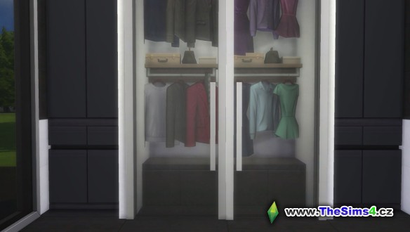 Pohled z postele na šatní skříň
